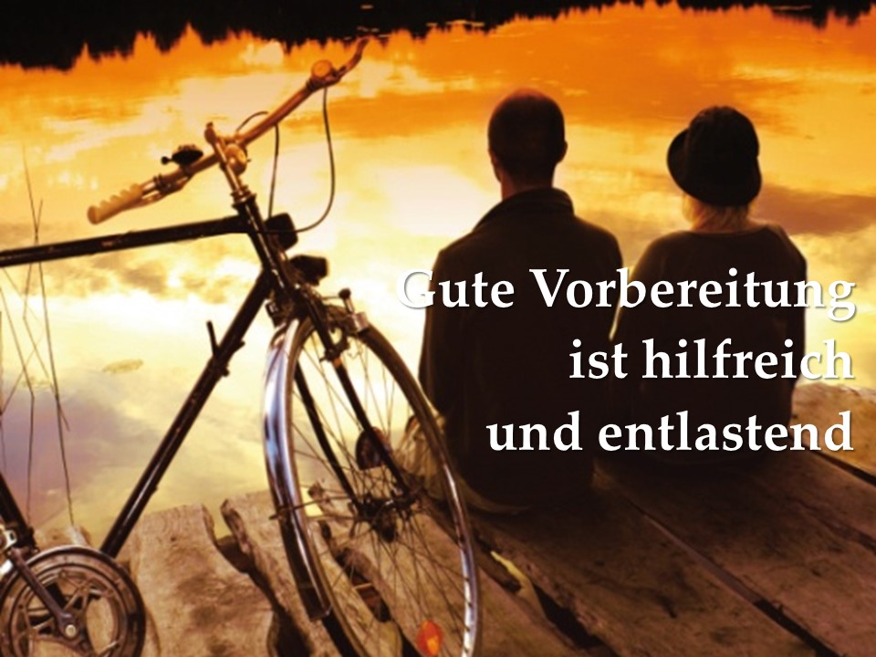 Junges Paar auf Steg vor Sonnenuntergang