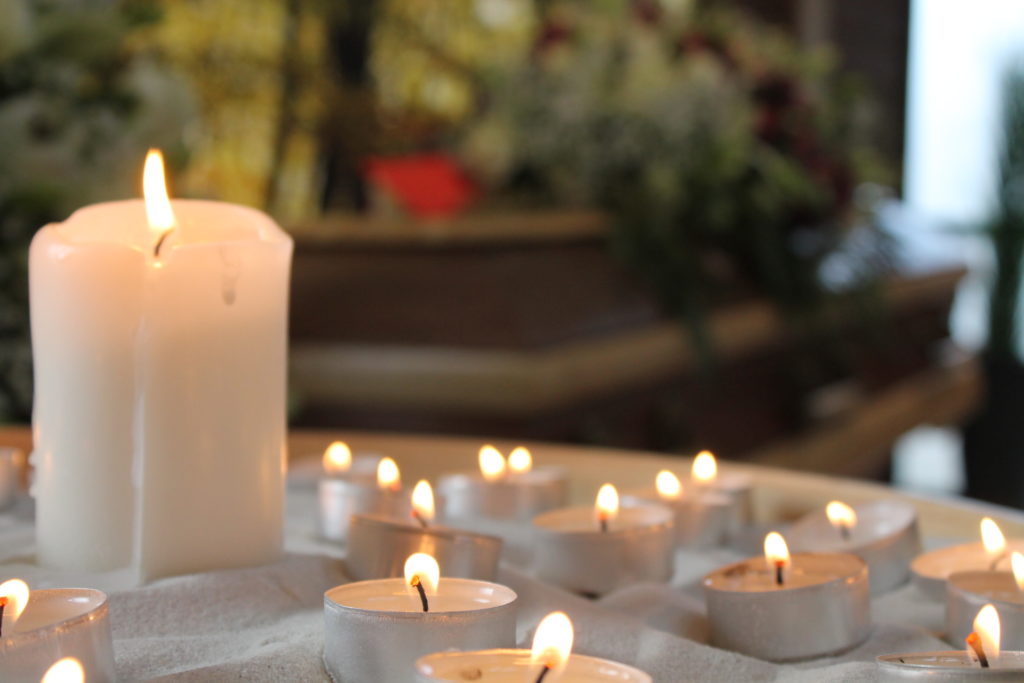 Teelichter vor Holzsarg