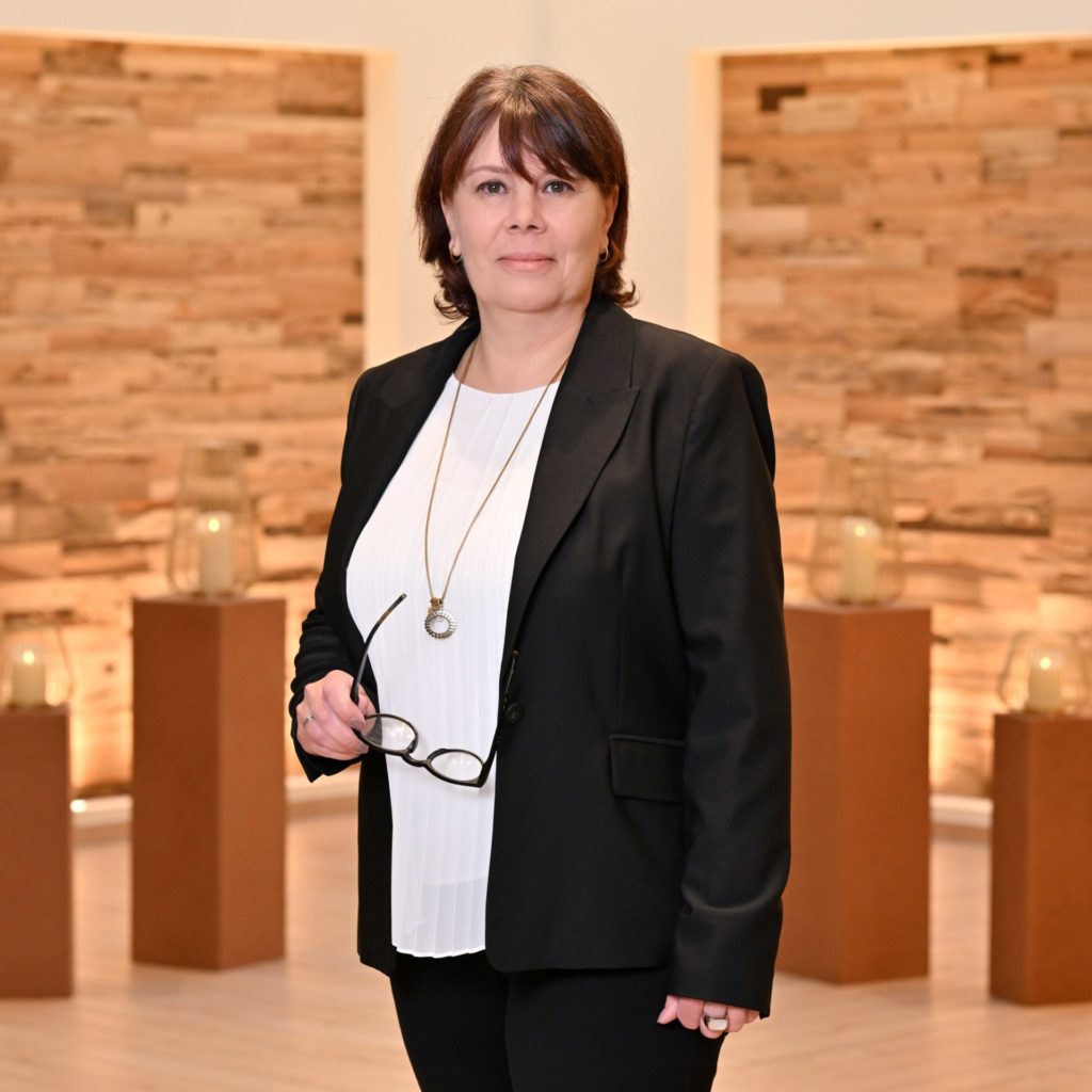 Frau mit Blazer und Brille in der Hand Porträt