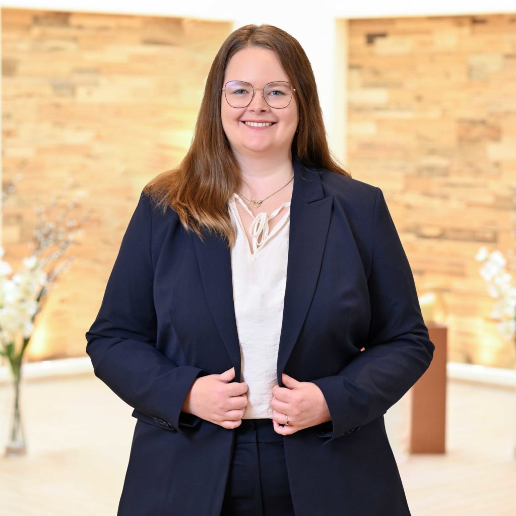 Junge Frau mit Brille und Blazer