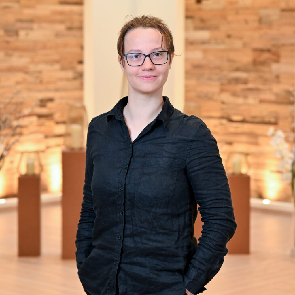 Porträtbild einer Frau mit schwarzer Bluse