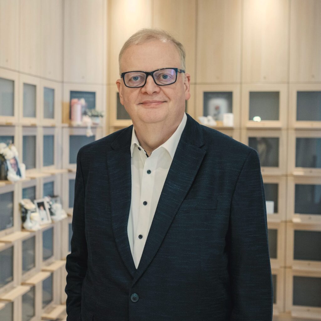 Mann mit Brille und Anzug Porträt