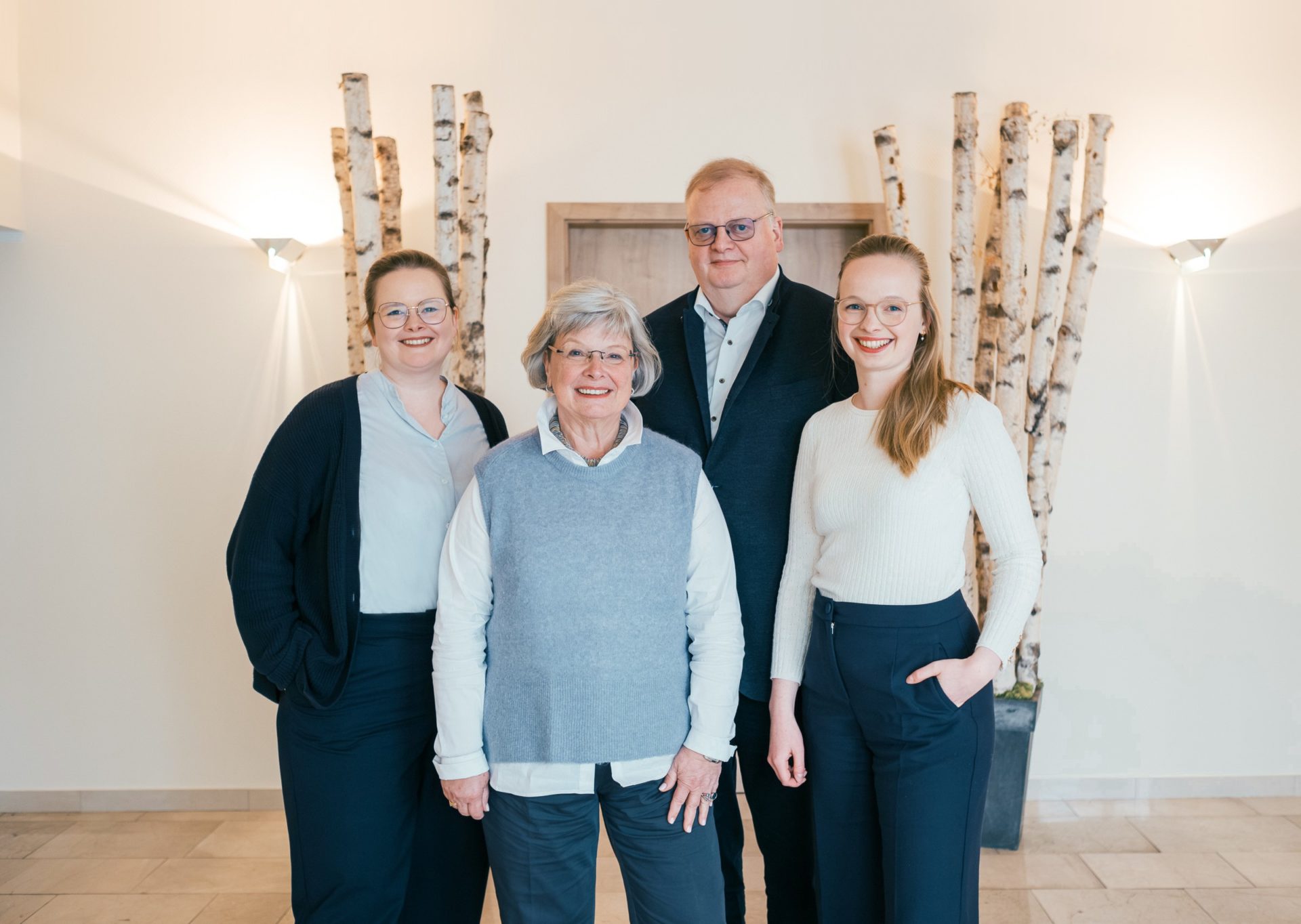 Familienfoto Frau Mann zwei erwachsene Töchter