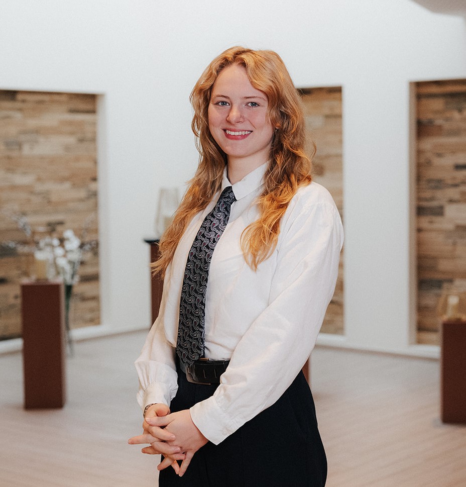 Porträtbild einer Frau mit weißer Bluse